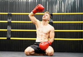 muay thailändisch, das kriegerisch Kunst von Thailand, Boxer Glück wann er Gewinnt durch Sitzung auf das Boxen Ring und schreien zufriedenstellend foto