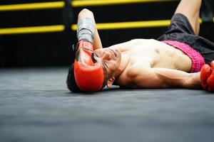 muay thailändisch, das kriegerisch Kunst von Thailand, das Richter Muss Anzahl von einer zu zehn wann ein Boxer ist geklopft aus zu geben ihm ein Chance zu Stand oben zu Kampf oder aufgeben. foto