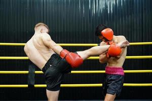 muay thailändisch, das kriegerisch Kunst von Thailand, ein Boxer mit das Waffe von trete das Hals das des Gegners Kehle. foto