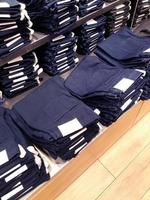 blaue Jeanshose zu verkaufen foto