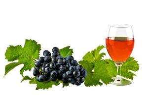 Rotwein mit roten Ähren und Trauben isoliert auf Weiß