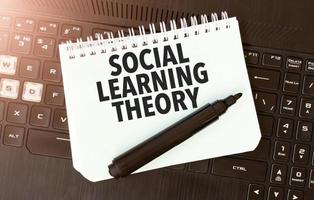 Weiß Papier Blatt mit Text Sozial Lernen Theorie auf das schwarz Laptop foto