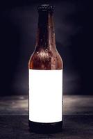 leer Etikette auf Bier Flasche foto