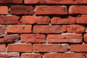 zusammenbrechen rot Backstein Mauer. das Textur von das Mauerwerk. geschichtet Lehm Ziegel im das Mauer von das Gebäude. Multitasking Hintergrund. foto