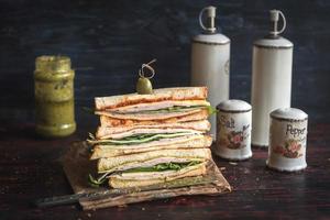 Toast Sandwiches mit Schinken und Pesto foto