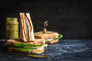 Toast Sandwiches mit Schinken und Pesto foto