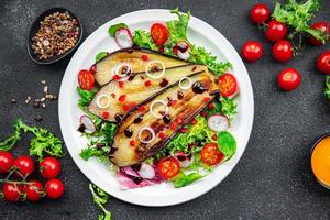 Aubergine Salat Snack gebraten Aubergine Scheiben, Grün Salat Blätter gesund Mahlzeit Essen auf das Tabelle Kopieren Raum Essen Hintergrund rustikal oben Aussicht Keto oder Paläo Diät Vegetarisch vegan oder Vegetarier Essen foto