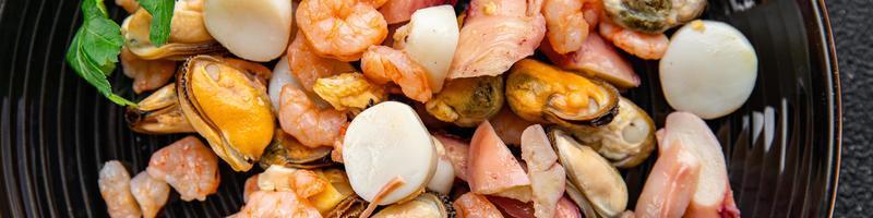 Meeresfrüchte Cocktail Essen Salat Garnele, Muschel, Jakobsmuschel, Tintenfisch Mahlzeit Snack auf das Tabelle Kopieren Raum Essen Hintergrund rustikal oben Aussicht foto