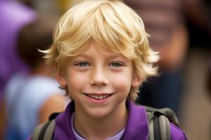 Porträt, lächelnd Junge mit blond Haar, Schüler im lila Kleidung. generativ ai foto