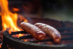 Würstchen Grill Feuer. generieren ai foto