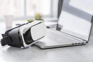 Virtual-Reality-Headset auf Laptop foto