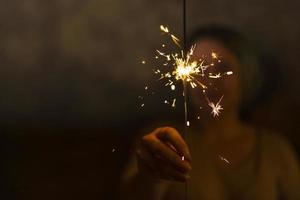 Frau, die flammendes bengalisches Licht hält foto