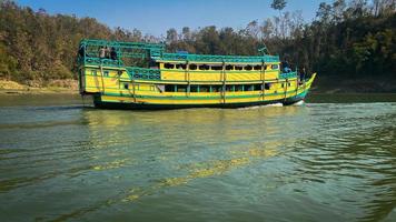 Tourist Boot auf das Fluss neben das Wald. foto