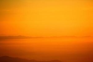 schön Orange Sonnenschein oder Sonnenaufgang im Morgen mit Silhouette von Berg zum Hintergrund beim doi Chiang dao, doi luang Chiang dao, chiangmai, Thailand. Wahrzeichen zum Reise und Schönheit von Natur foto