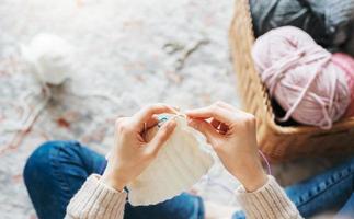 jung Frau Stricken warm Schal drinnen foto