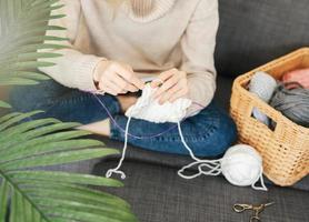 jung Frau Stricken warm Schal drinnen foto