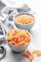 rot Linse Fusilli Pasta. foto