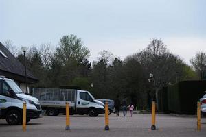 niedrig Winkel Aussicht von Willen See Park mit lokal und Tourist Öffentlichkeit genießen das Schönheit von See und Park durch Gehen um mit ihr Familien. Aufnahmen war gefangen auf 09. April 2023 beim Milton Schlüssel Vereinigtes Königreich foto