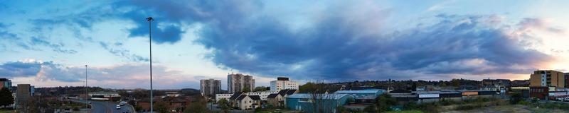 Ultra breit Panorama- hoch Winkel Aussicht von Luton Stadt von England. Antenne Aussicht von Stadt, Dorf war gefangen auf 17. April 2023 mit Drohnen Kamera von niedrig Höhe. foto