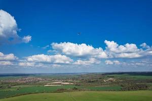 Antenne Aussicht von britisch Landschaft und Gleitschirme während Sie sind fliegend hoch im das Himmel. Drohnen Kamera Filmaufnahme. foto