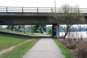 niedrig Winkel Aussicht von Willen See Park mit lokal und Tourist Öffentlichkeit genießen das Schönheit von See und Park durch Gehen um mit ihr Familien. Aufnahmen war gefangen auf 09. April 2023 beim Milton Schlüssel Vereinigtes Königreich foto