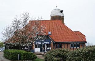 schön niedrig Winkel Aussicht von Caldecotte See Park und Kneipe mit Restaurant. das Bild war gefangen auf 09. April 2023 während wolkig Sonnenuntergang mit kalt Wetter und Winde. foto