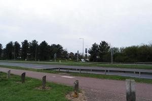 schön niedrig Winkel Aussicht von Caldecotte See Park und Kneipe mit Restaurant. das Bild war gefangen auf 09. April 2023 während wolkig Sonnenuntergang mit kalt Wetter und Winde. foto