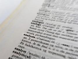 ein schließen oben von das Wort Analyse im das Englisch zu indonesisch Wörterbuch. zum Wort Hintergrund oder Hintergrund foto