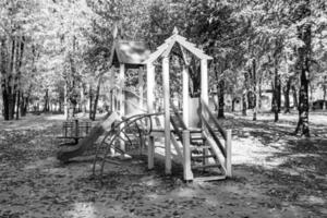 Fotografie zum Thema leerer Spielplatz mit Metallrutsche für Kinder foto