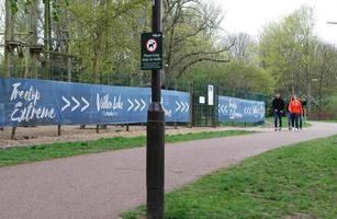 niedrig Winkel Aussicht von Willen See Park mit lokal und Tourist Öffentlichkeit genießen das Schönheit von See und Park durch Gehen um mit ihr Familien. Aufnahmen war gefangen auf 09. April 2023 beim Milton Schlüssel Vereinigtes Königreich foto