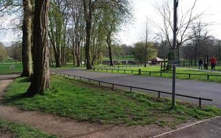 schön niedrig Winkel Aussicht von Krieg Öffentlichkeit Park von Luton England großartig Großbritannien. Bild war gefangen auf 07. April 2023 foto