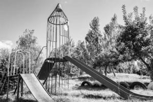 Fotografie zum Thema leerer Spielplatz mit Metallrutsche für Kinder foto