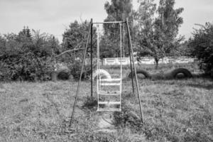 Fotografie zum Thema leerer Spielplatz mit Metallschaukel für Kinder foto