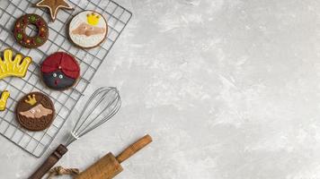 Küchenutensilien und Kekse mit Ablagefläche foto
