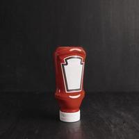 Ketchupflasche auf dunklem Hintergrund