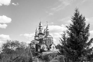 christliches Kirchenkreuz im hohen Kirchturm zum Gebet foto