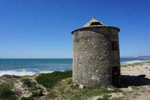 traditionell Windmühle auf das atlantisch Küste von Portugal foto