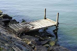 klein hölzern Seebrücke in der Nähe von das Fluss foto