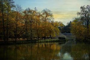 Herbst Landschaft von Warschau Park. königlich Badezimmer im Polen foto
