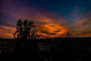 natürlich dramatisch mit Wolken bunt städtisch Sonnenuntergang mit Konstruktion Kran foto