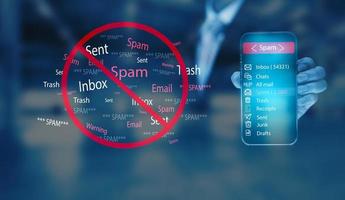 E-Mail-Konzept mit Laptop-Spam und Virencomputer-Monitor Internet-Sicherheitskonzept, Geschäftsmann, der E-Mail mit einem Laptop liest. Spam, Junk und E-Marketing auf dem Bildschirm, Popup-Warnung für Spam-E-Mails. foto