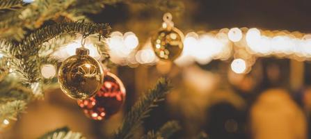 fröhlich Weihnachten Urlaub mit Star und Herzen Gold auf das Baum, Spielzeug Socken, fröhlich Weihnachten auf das Bokeh Hintergrund glücklich Neu Jahr und Familie Glück Festival Hintergrund schön Dekorationen. foto