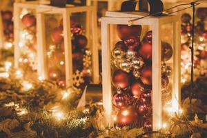 fröhlich Weihnachten Urlaub mit Star und Herzen Gold auf das Baum, Spielzeug Socken, fröhlich Weihnachten auf das Bokeh Hintergrund glücklich Neu Jahr und Familie Glück Festival Hintergrund schön Dekorationen. foto