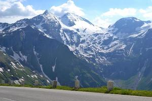 Straße im Alpen Berge im Sommer, Schnee auf Spitzen foto
