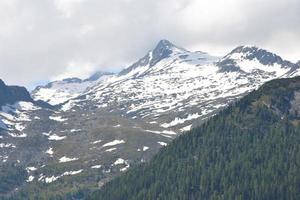 felsig Gipfel von das Berg bedeckt mit Schnee - - Alpen im Österreich foto