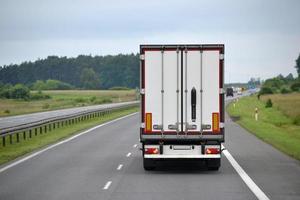 LKW Fahren auf Autobahn - - zurück Aussicht foto