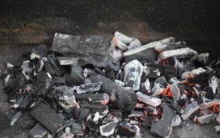 Hintergrund mit brennenden Kohlen im Kamin foto