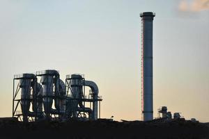 Metall Rohre im Fabrik, Sonnenuntergang Himmel foto