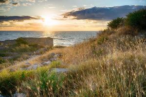 Sonnenuntergang über dem Meer in der antiken Stadt Chersonesos foto