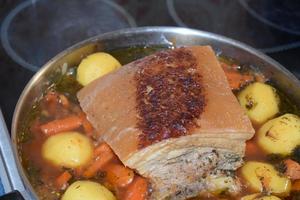 dunkel gebraten Schweinefleisch braten mit Möhren und Kartoffeln foto